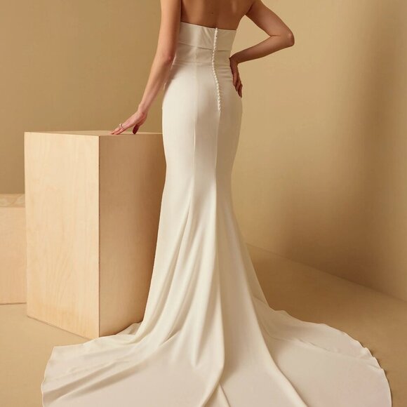 Vow’d NOVEL Wedding Dress – Size 2 Strapless Sheath Gown, New & Unworn - Picture 4 of 6